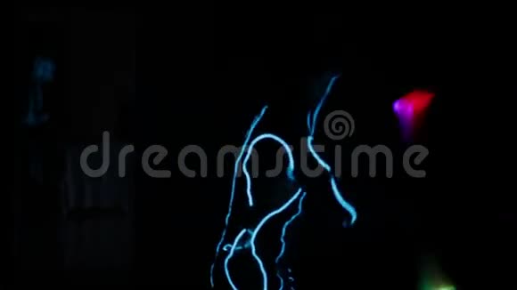 女孩在黑暗中跳舞光性能视频的预览图