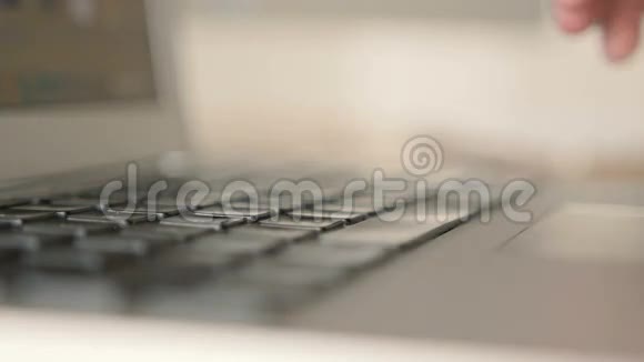 商人手推着笔记本宏的钥匙在笔记本电脑上打字视频的预览图