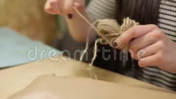 女包装包装在工艺纸上视频的预览图