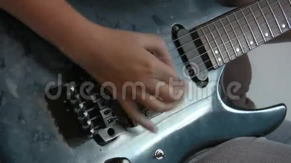 小手弹吉他视频的预览图