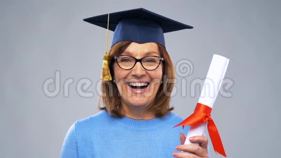 毕业证书的高级研究生快乐女士视频的预览图