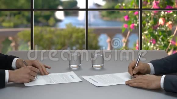 男人在桌子上签文件视频的预览图