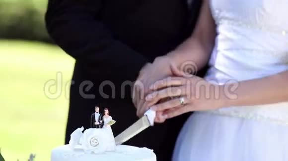 新婚快乐切结婚蛋糕视频的预览图