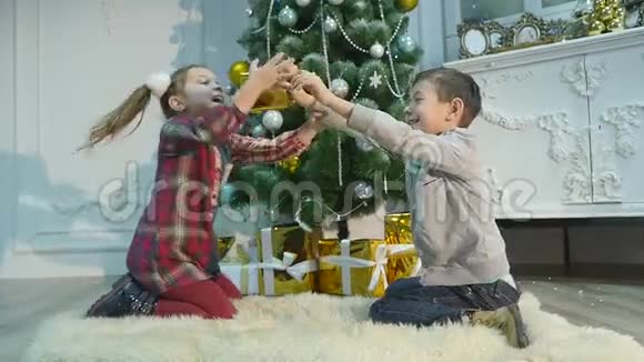孩子们打开圣诞礼物假日的概念视频的预览图