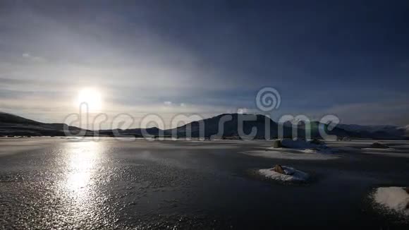 兰诺奇沼地的冰冻湖视频的预览图