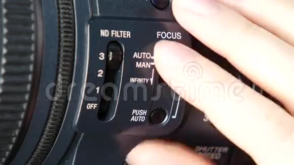 数码相机上的手指变换视频开关聚焦视频的预览图