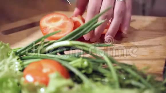 烹饪和家居理念切番茄视频的预览图