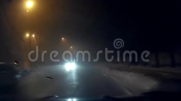 雾霭之夜汽车路3号视频的预览图