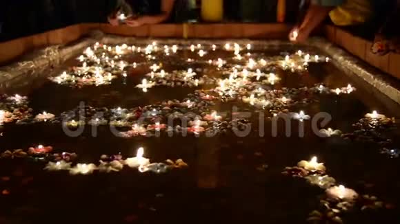 泰国人民漂浮在水面上的一个小木筏克拉通庆祝洛伊克拉通节视频的预览图