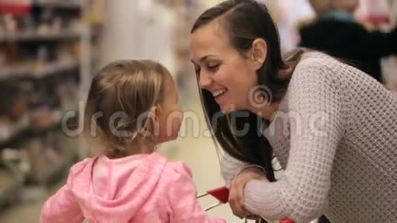 微笑的母女在超市聊天视频的预览图