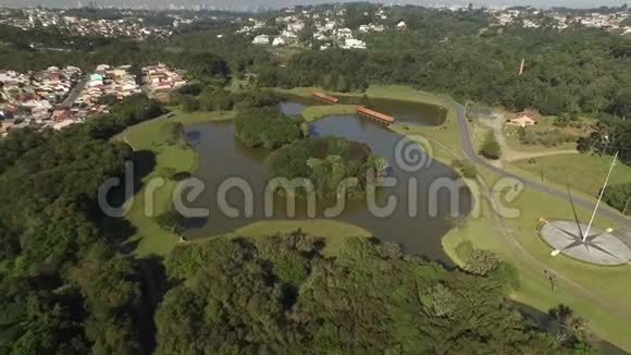 公共公园在库里蒂巴帕拉纳巴西鸟瞰亭桂公园视频的预览图