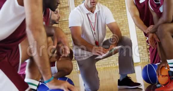 教练向篮球运动员讲解比赛计划视频的预览图