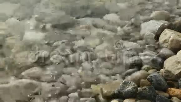 波浪冲刷卵石滩视频的预览图
