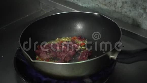 慢动作厨师在厨房炉子上的煎锅里用火焰烹饪视频的预览图