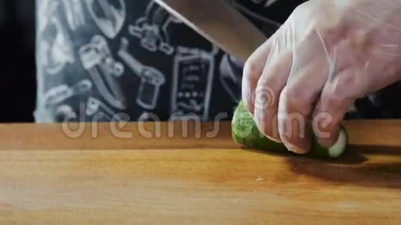 厨师在船上切黄瓜视频的预览图