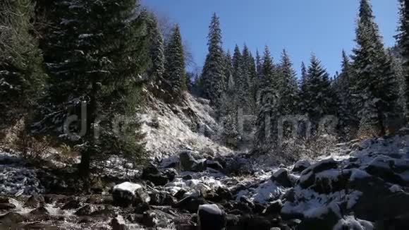 美丽的仙山冬季景观与惊涛骇浪的春山河瀑布冒泡快视频的预览图