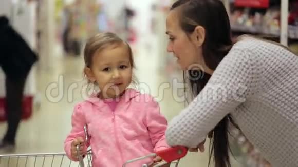 微笑的母女在超市聊天视频的预览图
