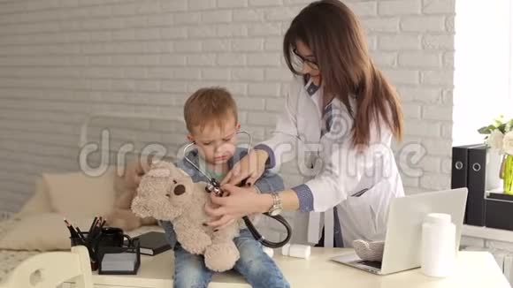 医生和男孩病人检查泰迪熊视频的预览图