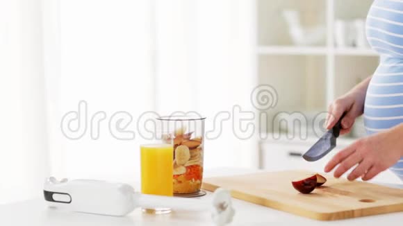 孕妇在家厨房切水果视频的预览图