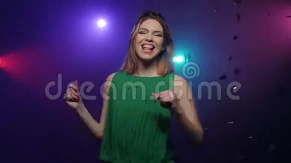 穿绿色裙子的年轻女人跳舞特写视频的预览图