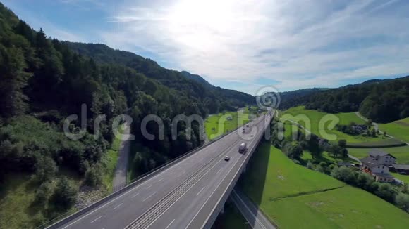 山谷中公路的桥梁视频的预览图
