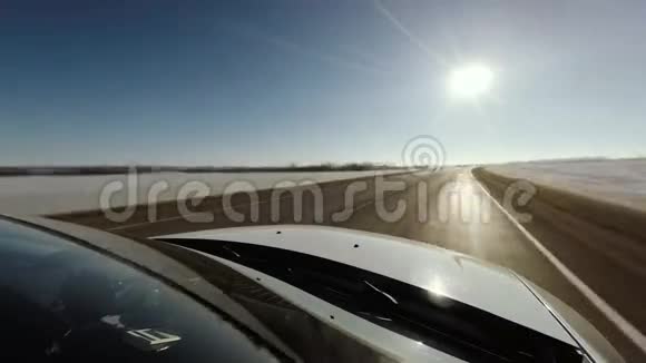 白车在雪道上高速行驶视频的预览图