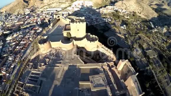西班牙阿尔梅里亚古要塞阿尔卡扎巴防御墙空中拍摄包括阿尔梅里亚城市全景视频的预览图