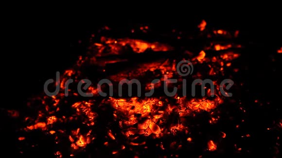 关闭燃烧的火木煤视频的预览图