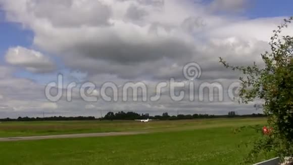 小型飞机降落在田野里视频的预览图
