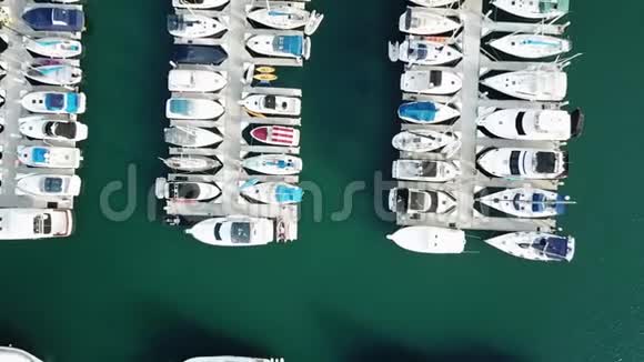 令人难以置信的前4k空中无人机在码头湾港口与小型豪华游艇摩托艇水上全景视频的预览图