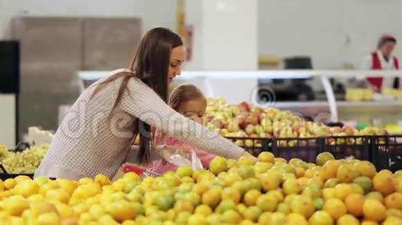 在超市买水果和蔬菜的母女视频的预览图