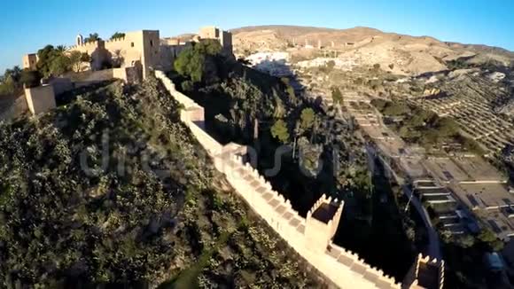 西班牙阿尔梅里亚古要塞阿尔卡扎巴防御墙空中拍摄包括阿尔梅里亚城市全景视频的预览图