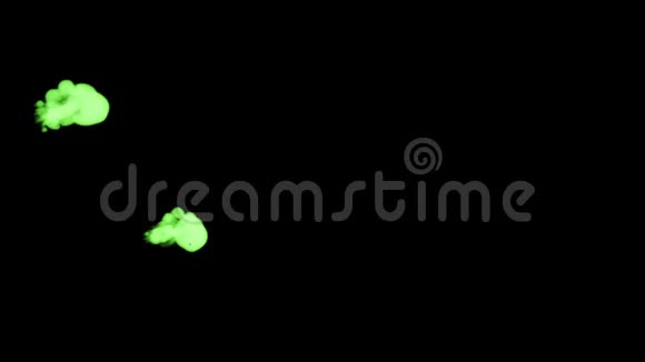 绿色墨水滴溶解在水中缓慢的运动隔离在黑色背景包括卢马哑光作为使用视频的预览图