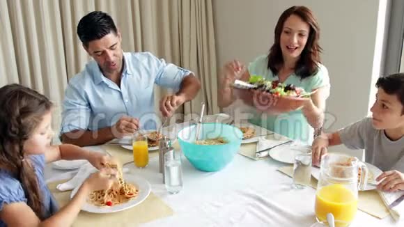 快乐的一家人一起吃意大利面晚餐视频的预览图