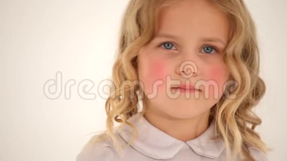 特写镜头小可爱的小女孩蹒跚学步的孩子卷曲的金发红润的脸颊在镜头中微笑视频的预览图