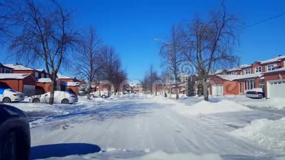 白天在雪居郊区街上开车带雪的POV郊区道路的司机视角视频的预览图