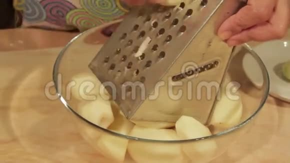在碗里准备烤土豆的女人视频的预览图
