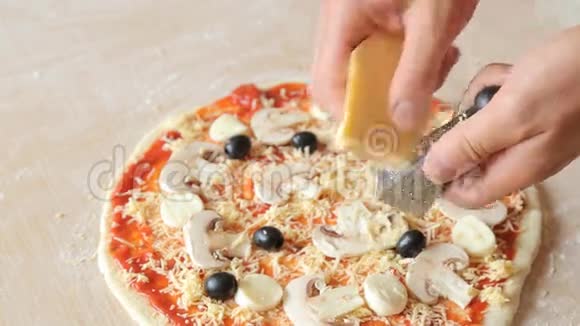 在美味的披萨上添加奶酪视频的预览图