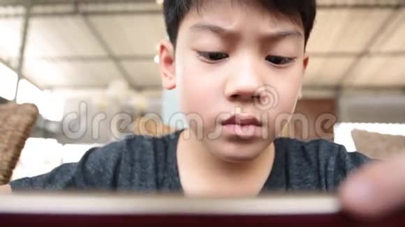 愤怒的亚裔男孩在你的手机上玩游戏视频的预览图
