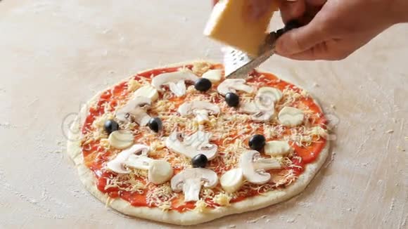 在美味的披萨上添加奶酪视频的预览图