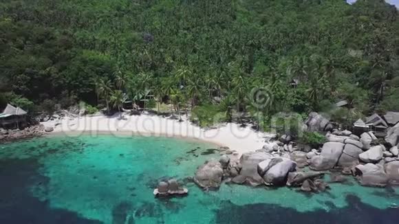 热带岛屿科陶与绿松石水湾和白色桑迪海滩在泰国高空俯视图视频的预览图