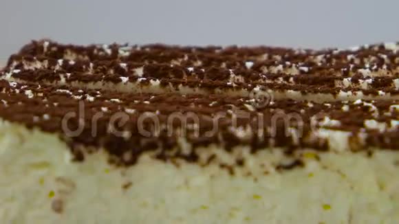 白色盘子上的甜点提拉米苏蛋糕视频的预览图