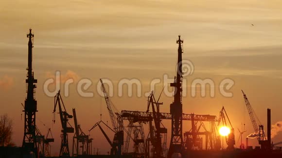 日落时分汉堡集装箱港口剪影视频的预览图