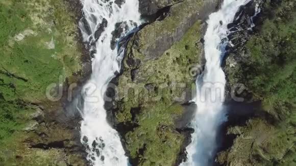 挪威的速成瀑布空中观景夏日时光苔藓是一个强大的孪生的瀑布著名视频的预览图