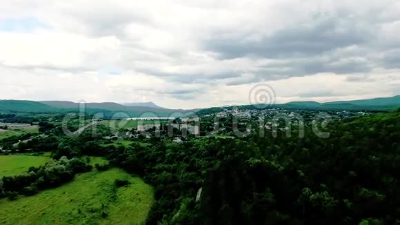 在森林里的郊区住宅上空飞行视频的预览图