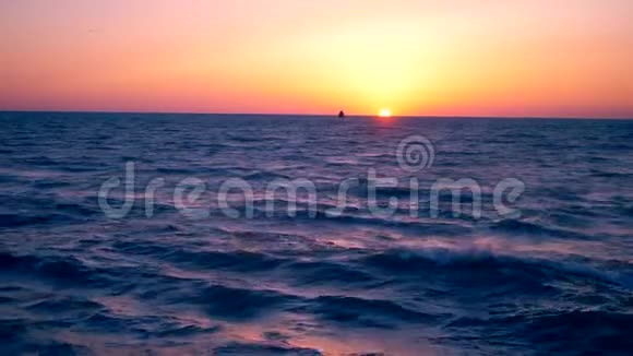 大海上美丽的日落海浪和五彩缤纷的天空视频的预览图