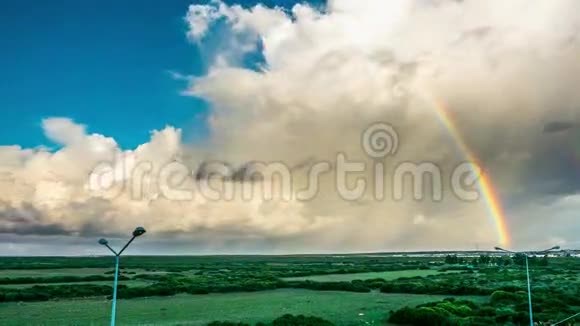 彩虹绿野和天上的云4k视频的预览图