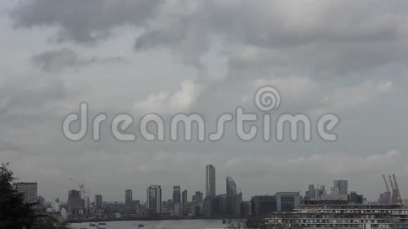 城市中心上空的白云视频的预览图