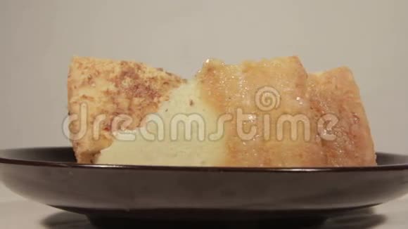 带有香蕉层的温和海绵蛋糕自制节日甜点视频的预览图