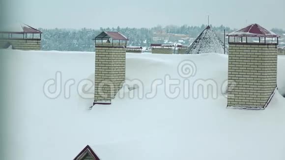 冬季4K平底锅射击时积雪倾斜的房屋屋顶视频的预览图